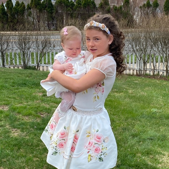 Sisters matching war for one hour - Picture 3 of 6